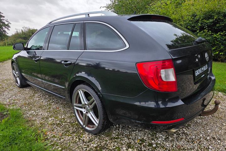 Gul Skoda Superb fra 2011