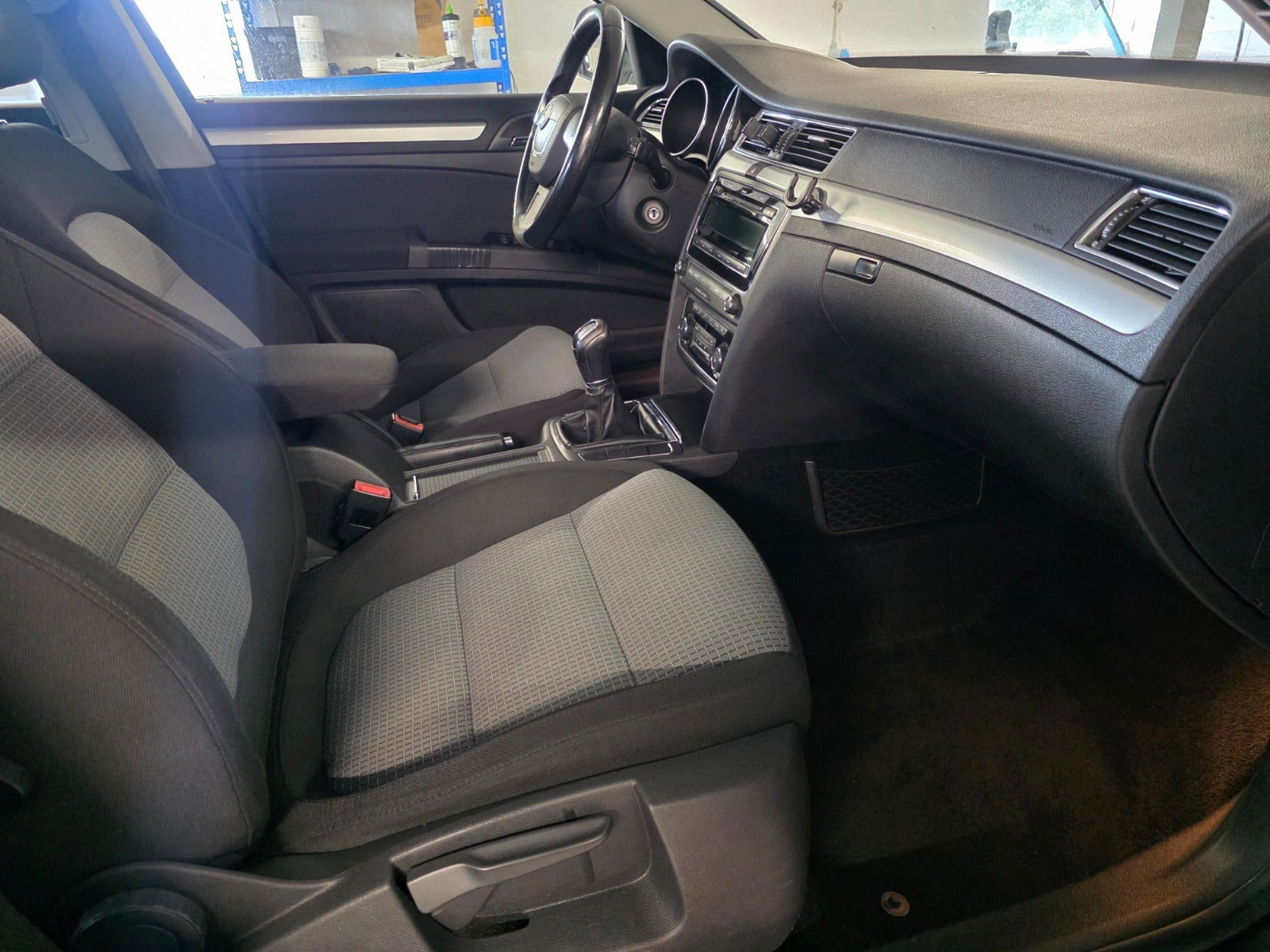 Gul Skoda Superb fra 2011