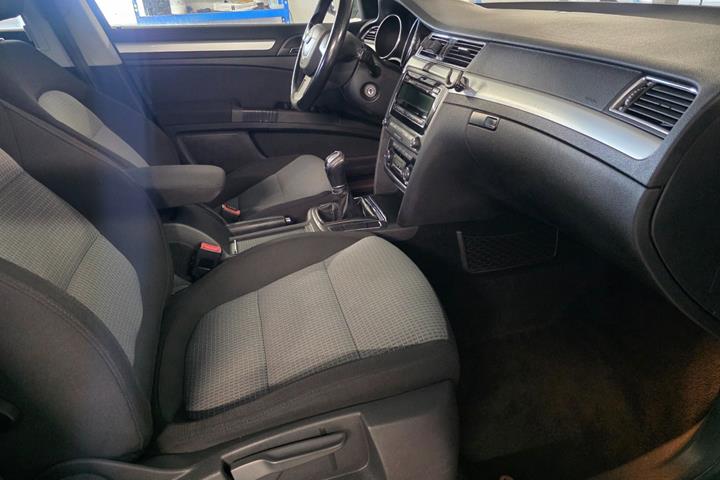 Gul Skoda Superb fra 2011