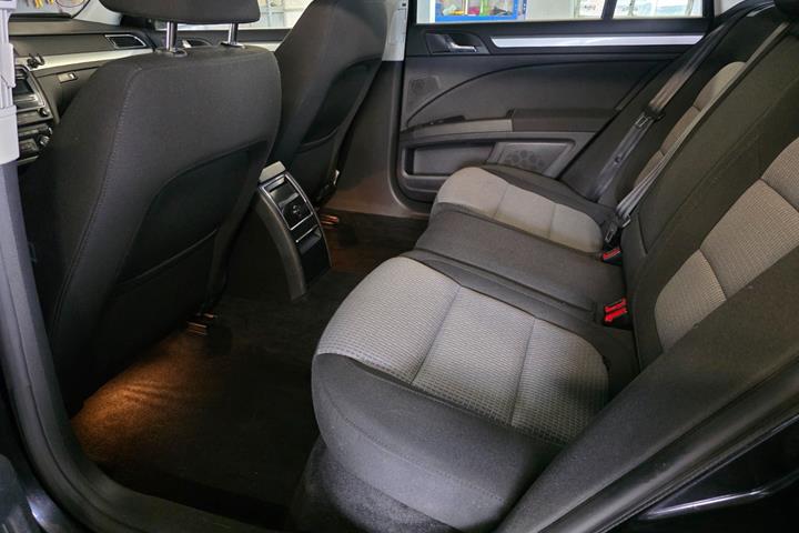 Gul Skoda Superb fra 2011