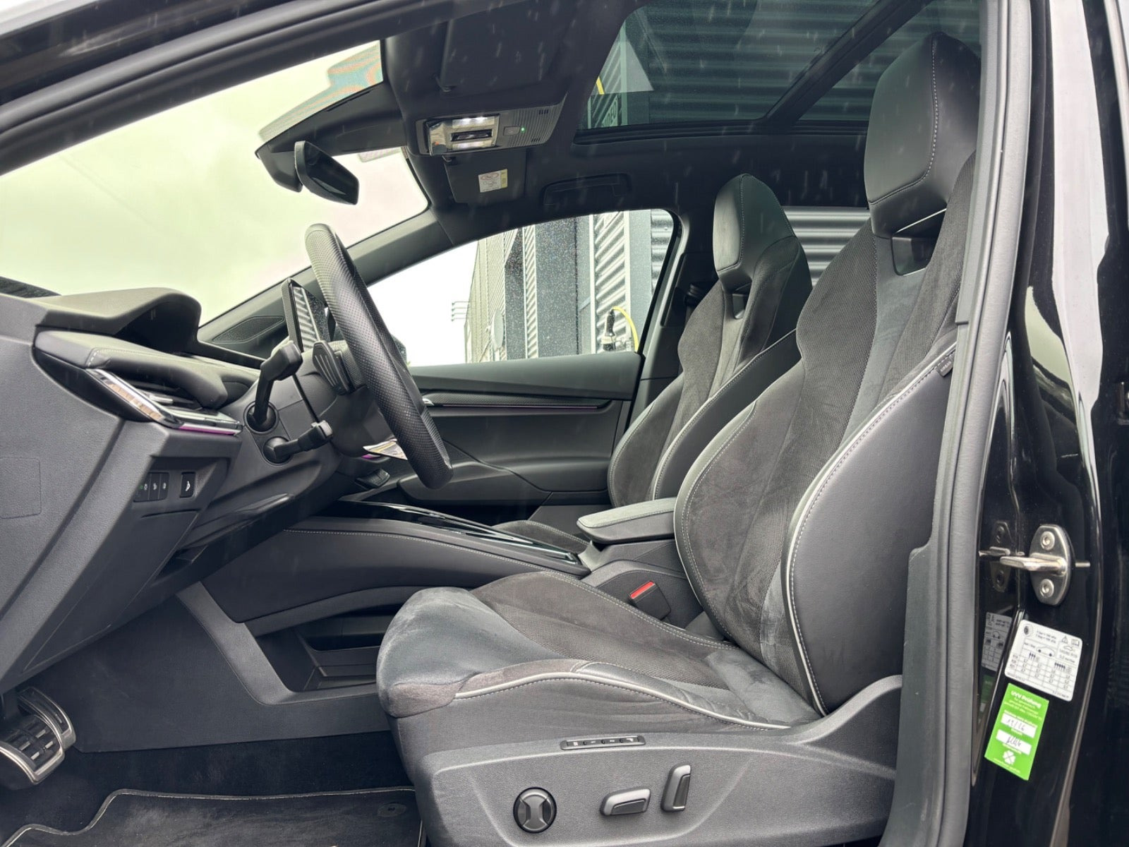 Sort Skoda Enyaq fra 2023