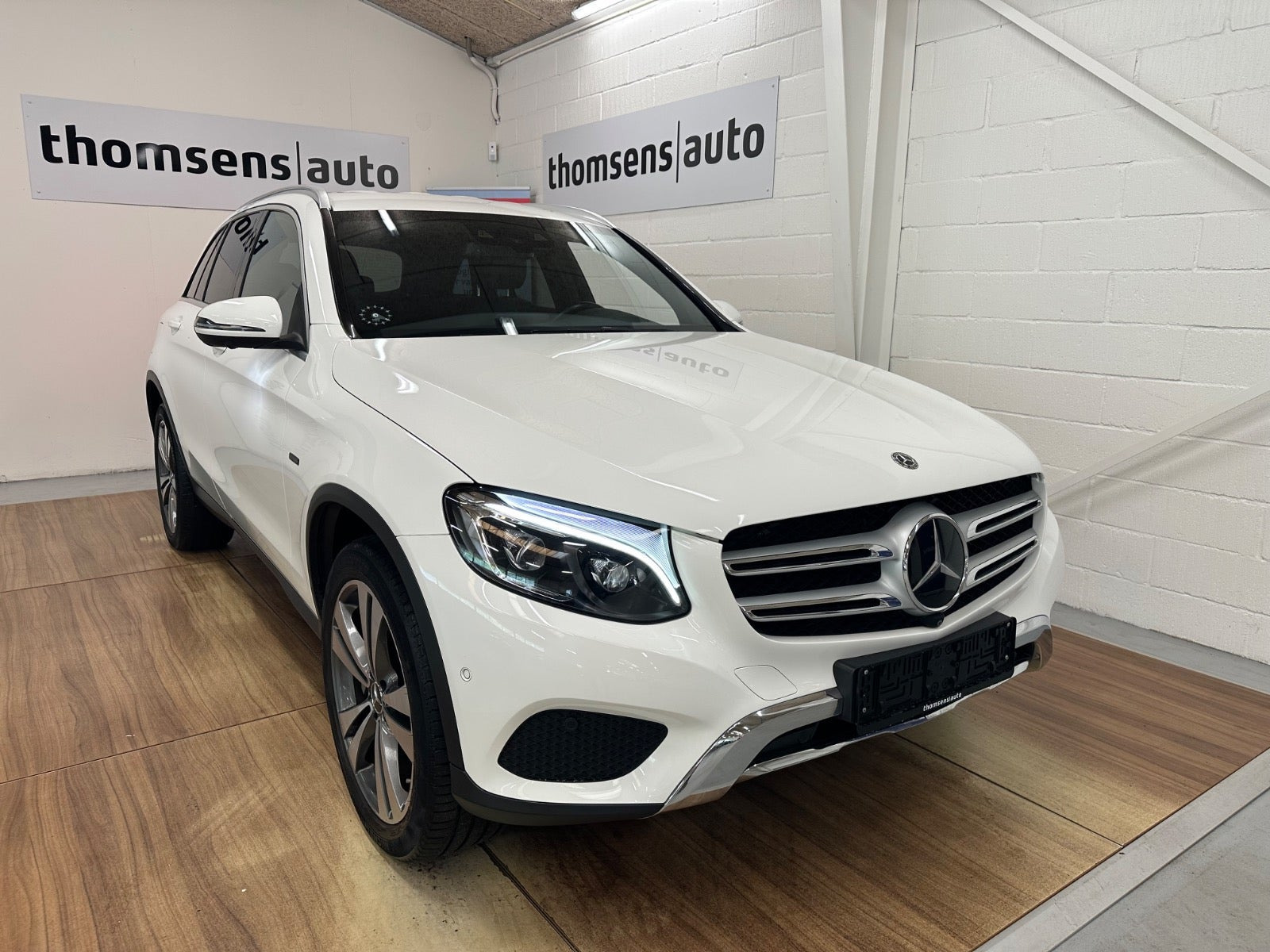 Hvid Mercedes GLC350 e fra 2018
