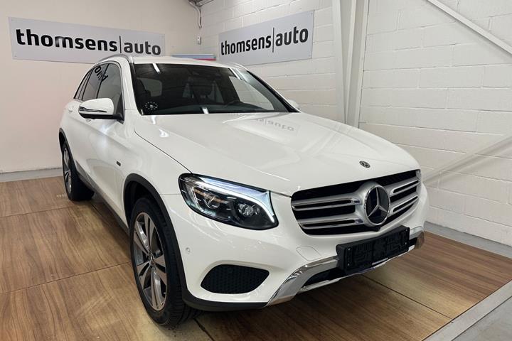 Hvid Mercedes GLC350 e fra 2018