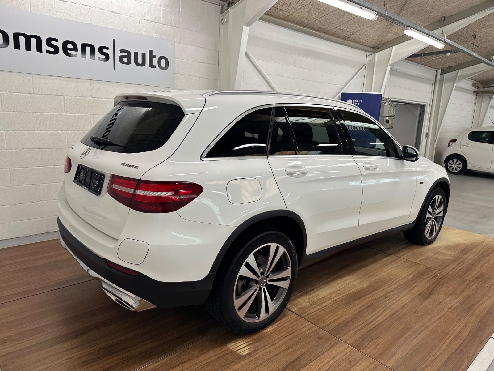 Hvid Mercedes GLC350 e fra 2018