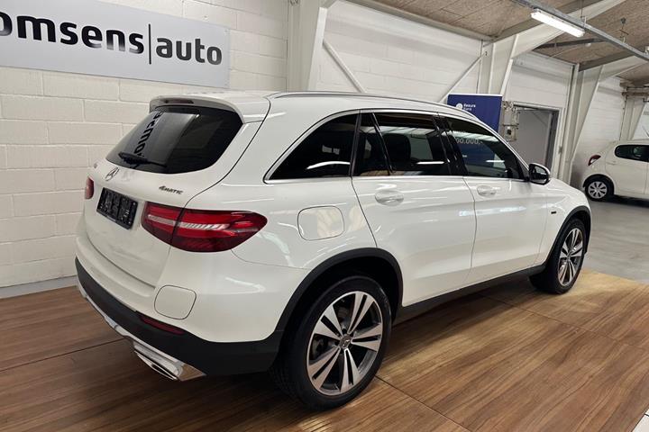 Hvid Mercedes GLC350 e fra 2018