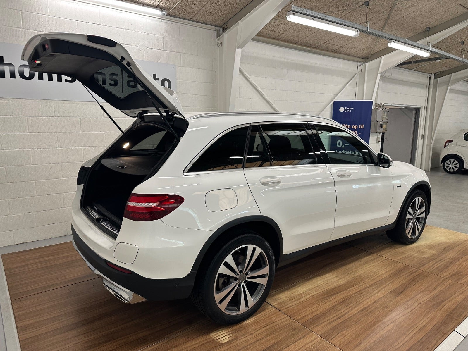 Hvid Mercedes GLC350 e fra 2018