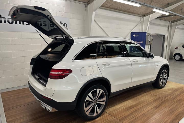 Hvid Mercedes GLC350 e fra 2018