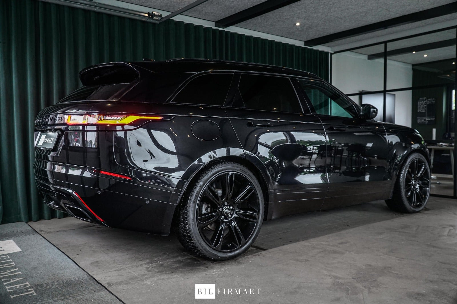 Sort Land Rover Range Rover Velar fra 2018
