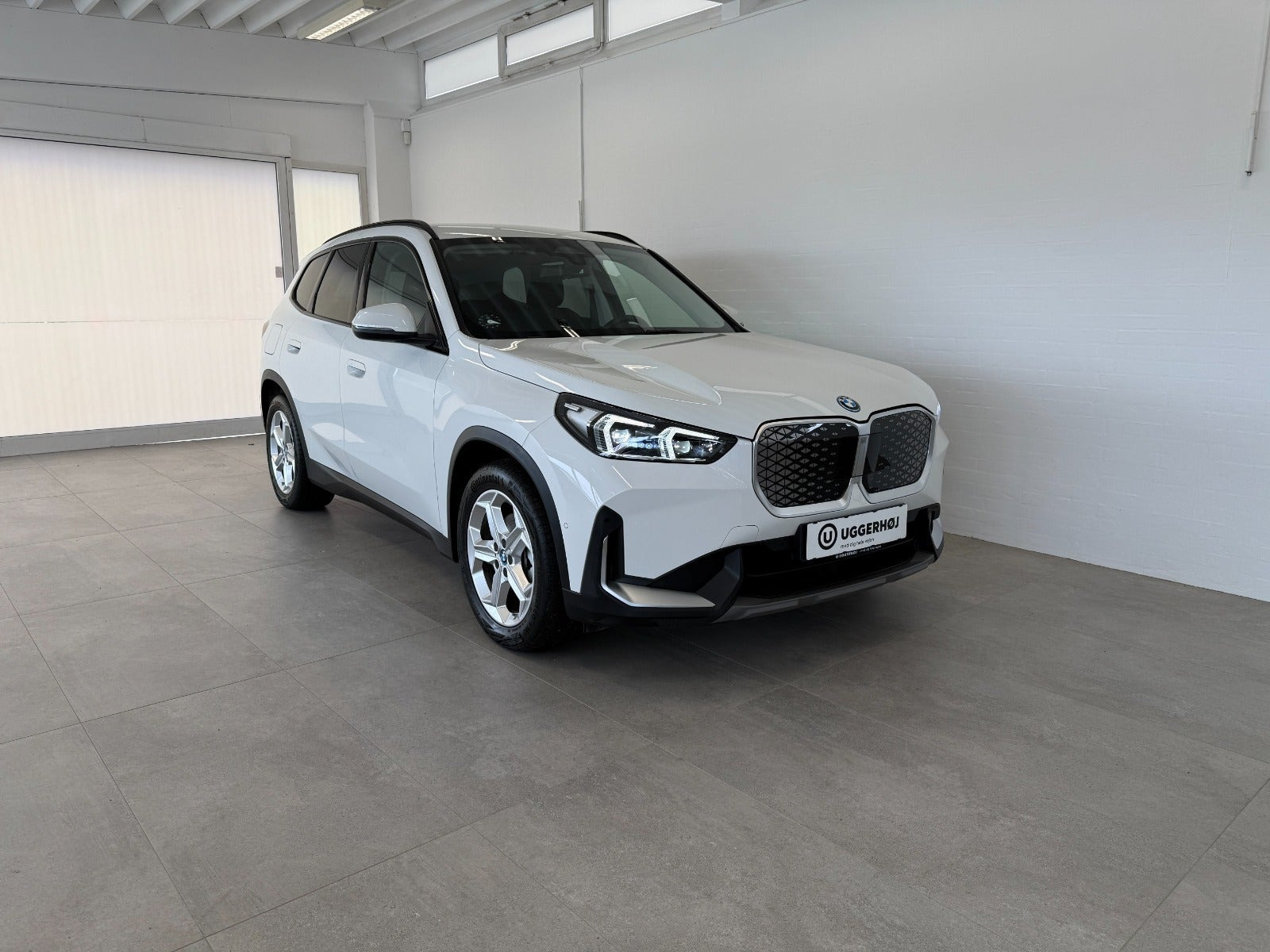 Hvid BMW iX1 fra 2025