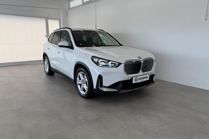 Hvid BMW iX1 fra 2025