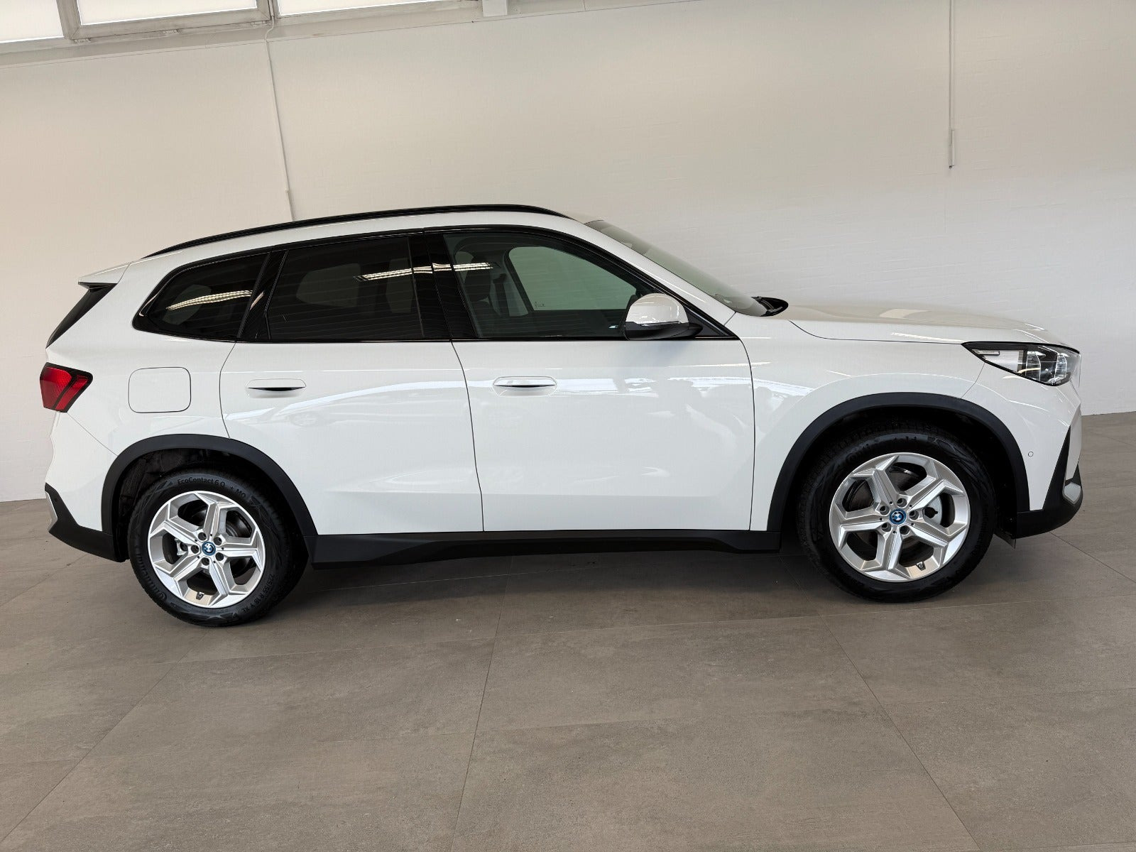 Hvid BMW iX1 fra 2025