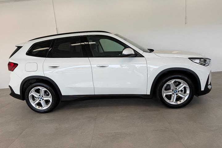 Hvid BMW iX1 fra 2025