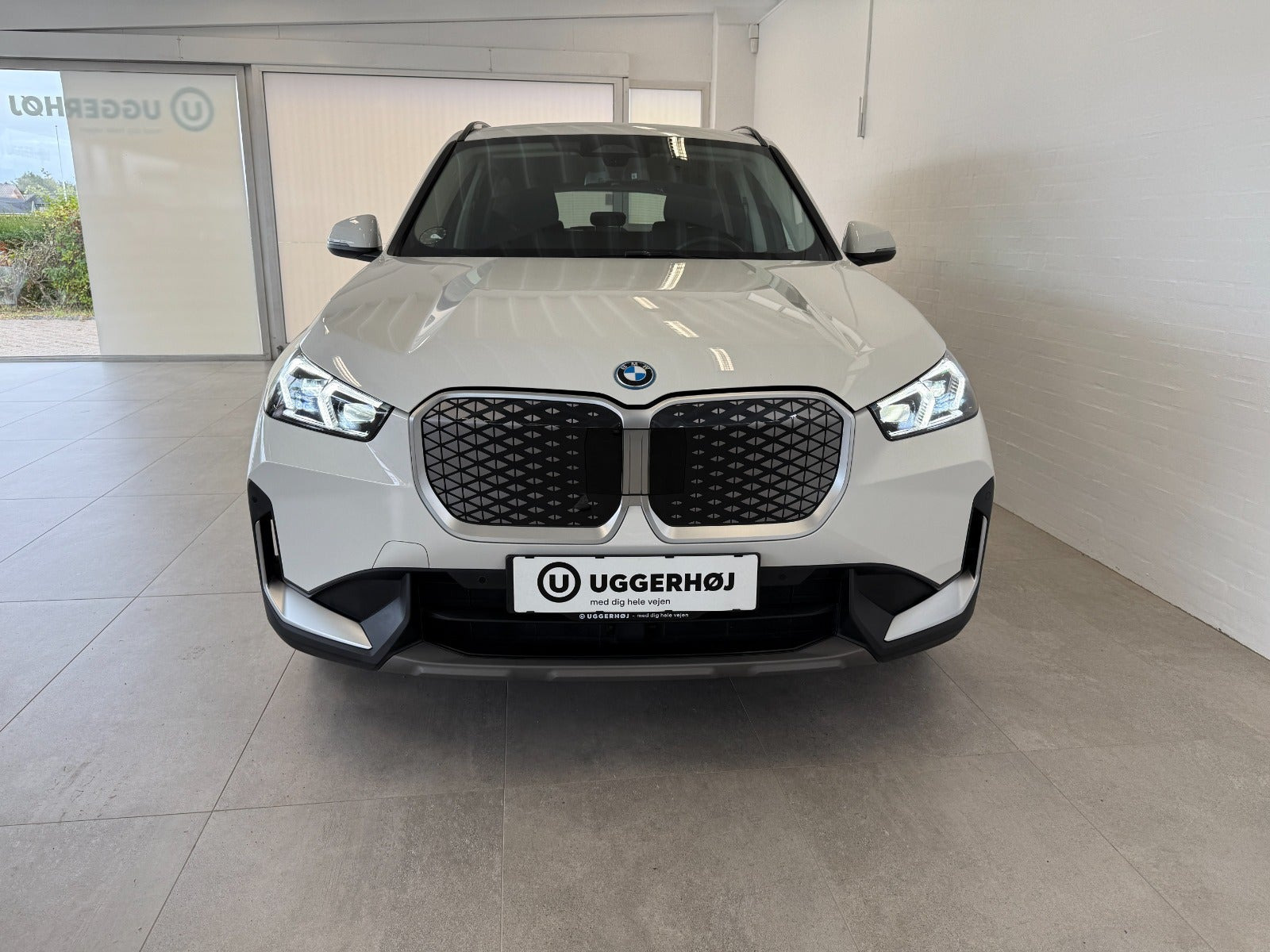 Hvid BMW iX1 fra 2025