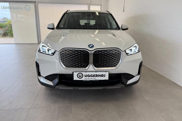 Hvid BMW iX1 fra 2025