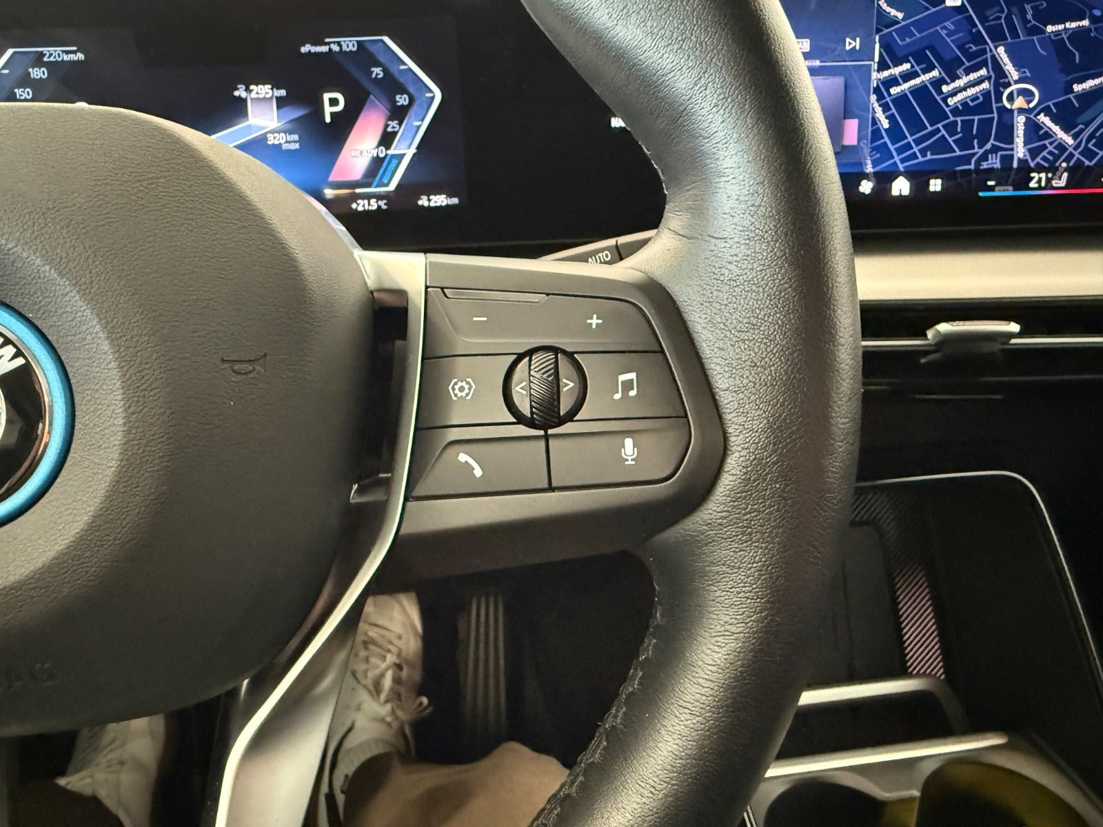 Hvid BMW iX1 fra 2025