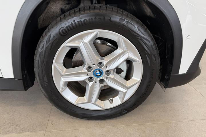 Hvid BMW iX1 fra 2025