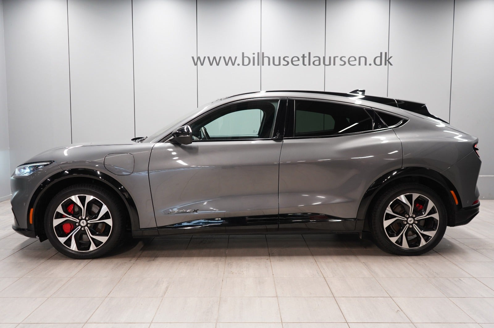 Grå Ford Mustang Mach-E fra 2023