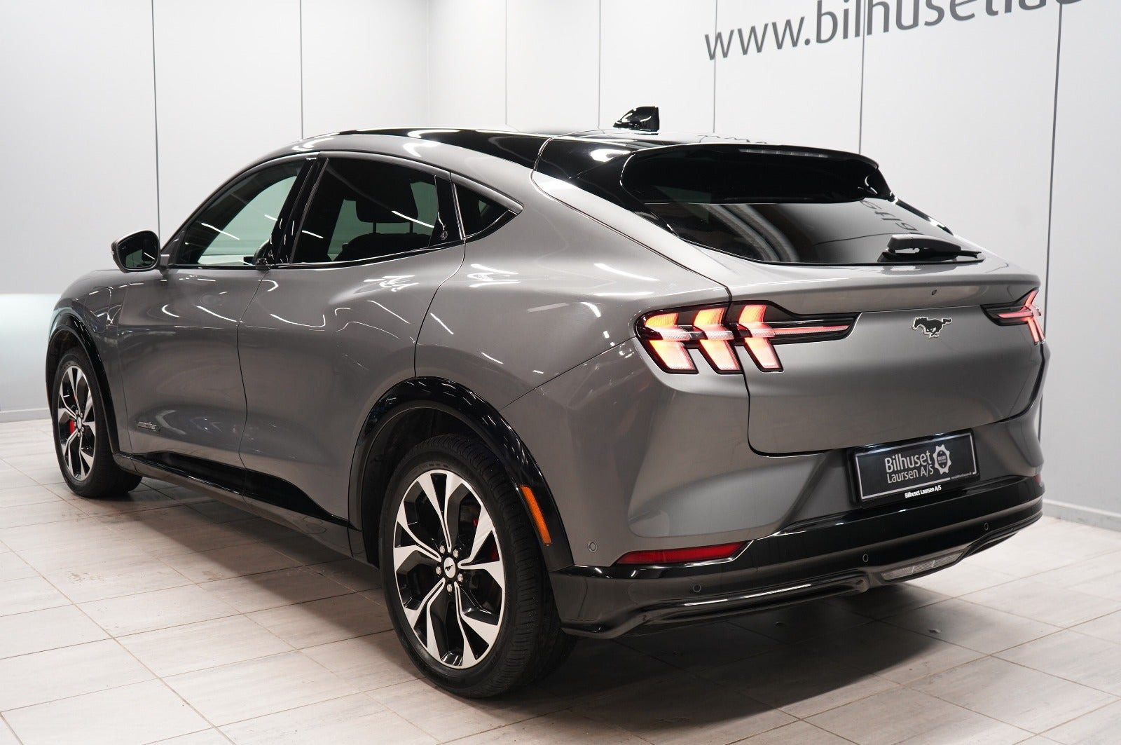 Grå Ford Mustang Mach-E fra 2023