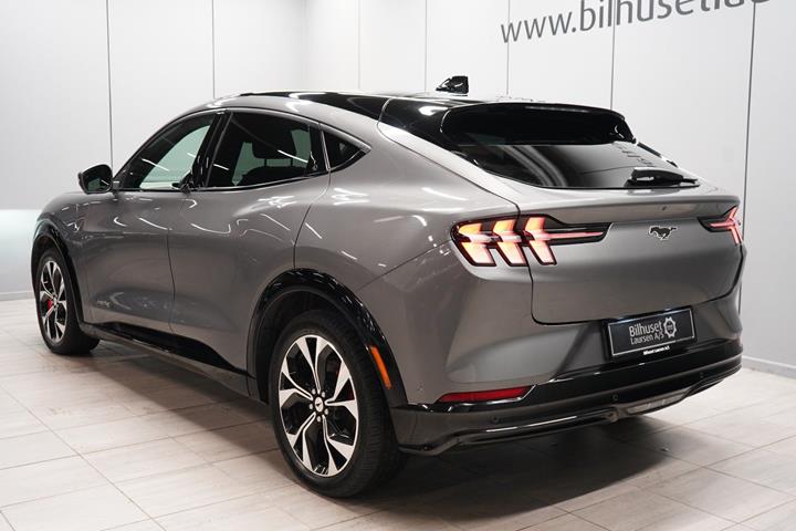 Grå Ford Mustang Mach-E fra 2023