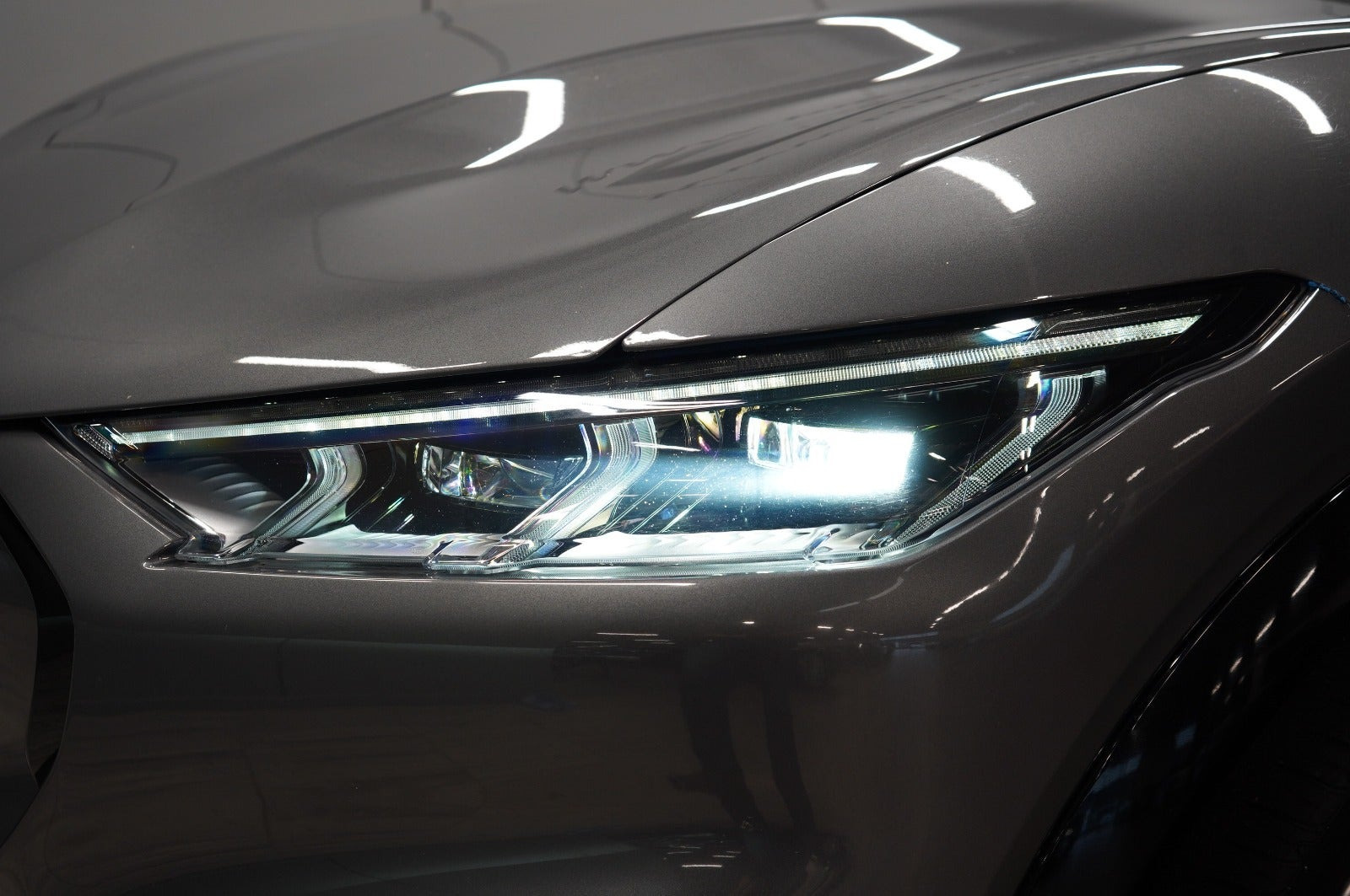 Grå Ford Mustang Mach-E fra 2023