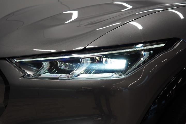 Grå Ford Mustang Mach-E fra 2023