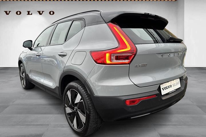 Sølv Volvo EX40 fra 2025