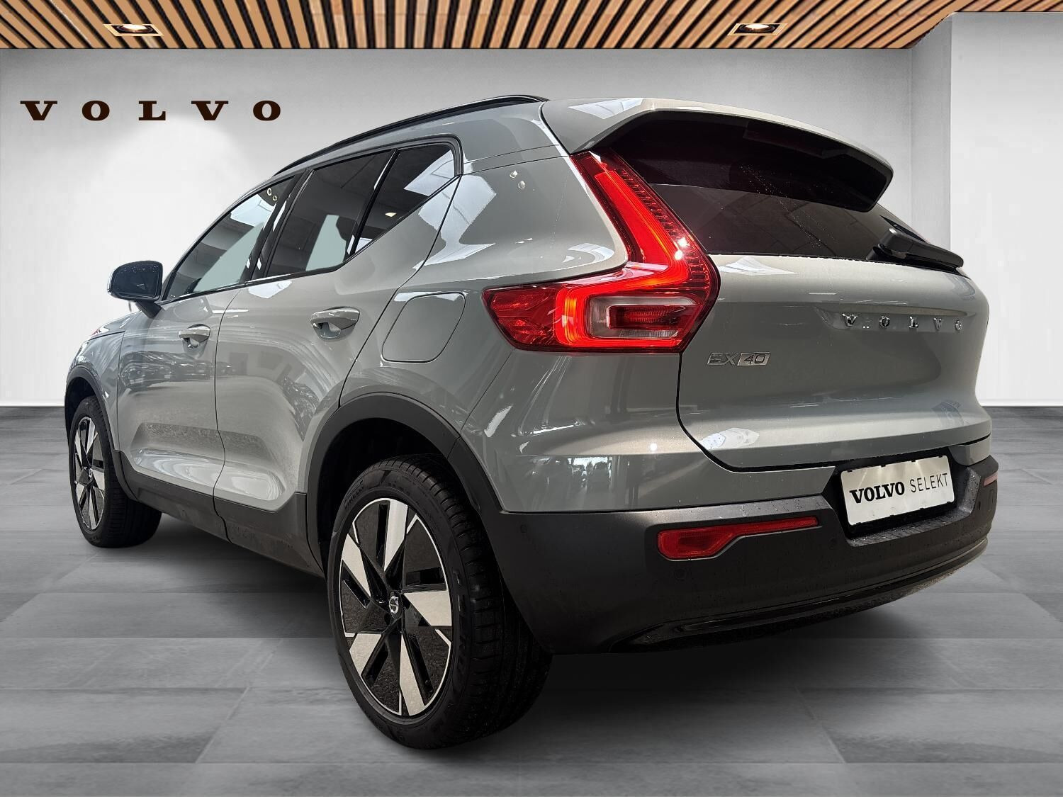Grå Volvo XC40 fra 2024