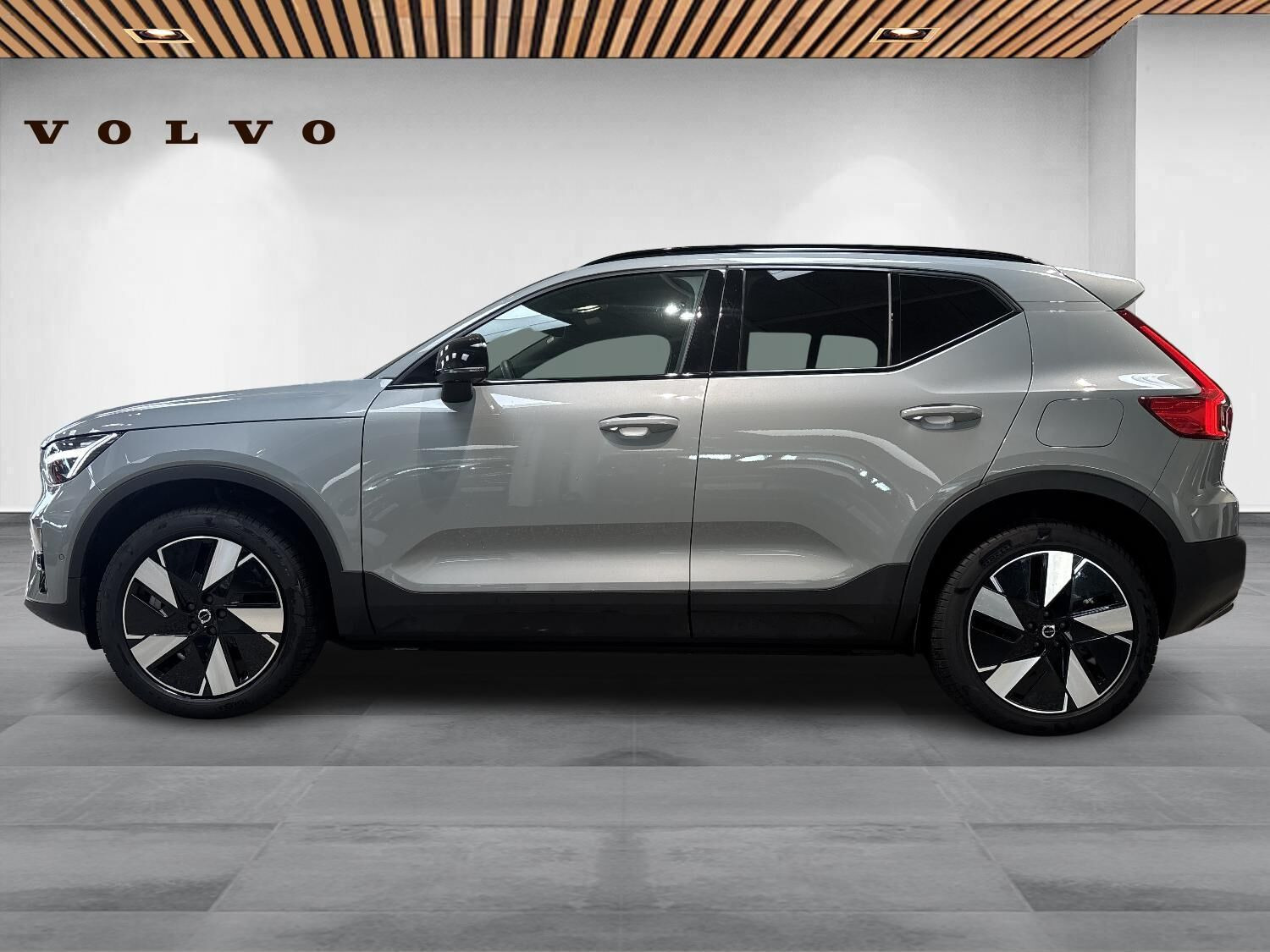 Grå Volvo XC40 fra 2024