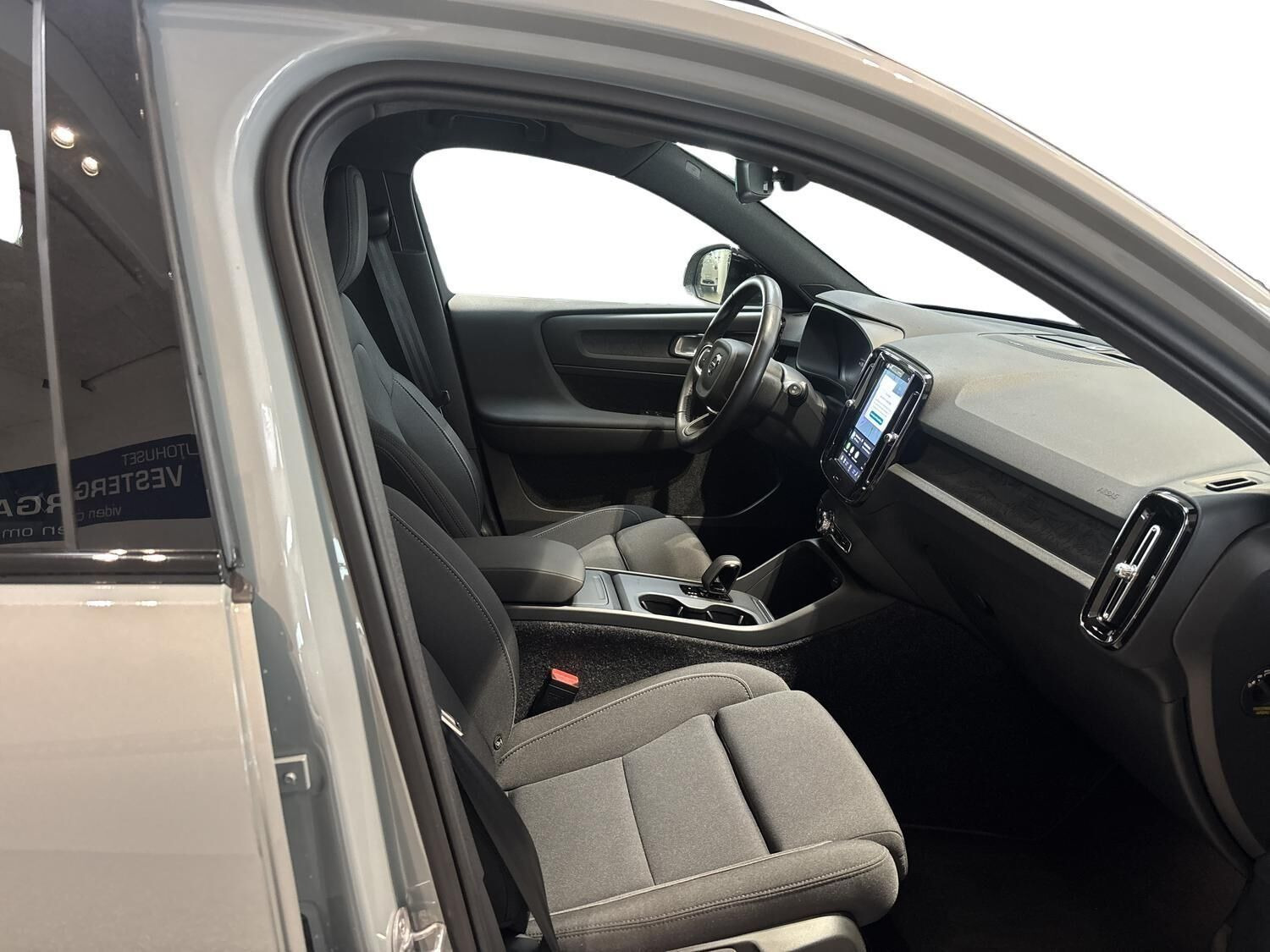 Grå Volvo XC40 fra 2024