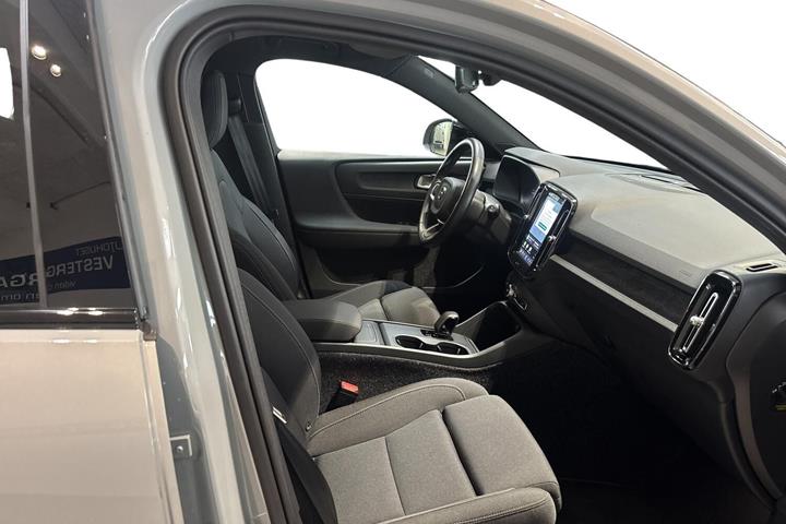 Grå Volvo XC40 fra 2024