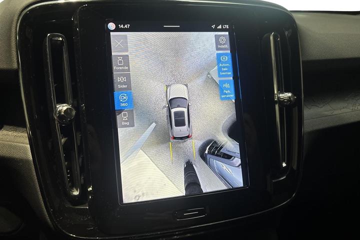 Grå Volvo XC40 fra 2024