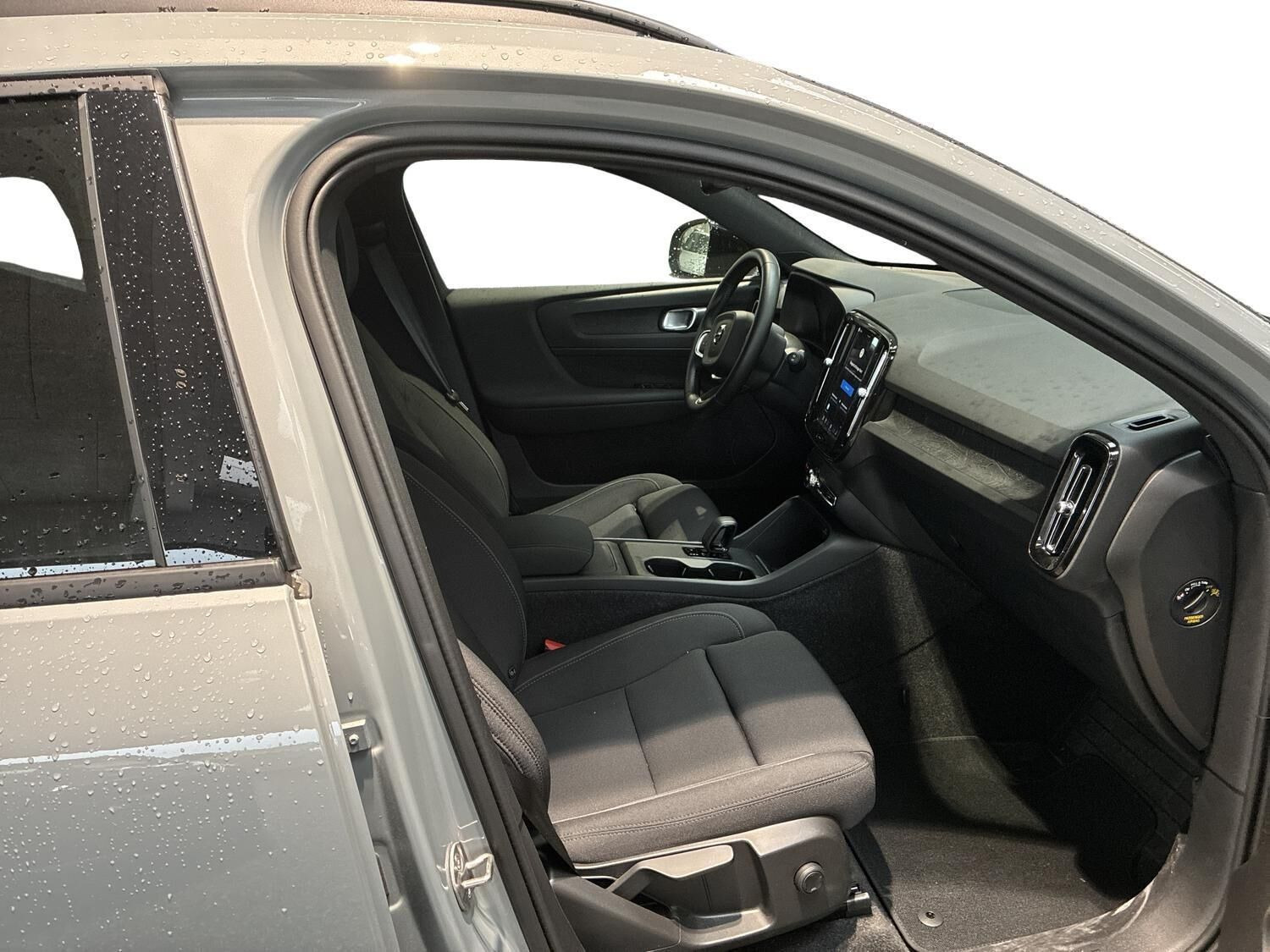 Grå Volvo EX40 fra 2025