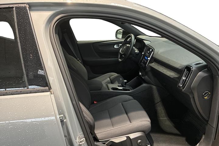 Grå Volvo EX40 fra 2025