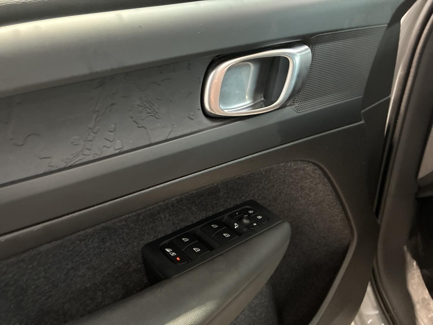 Grå Volvo EX40 fra 2025