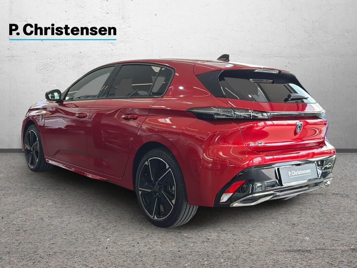 Rød Peugeot E-308 fra 2023