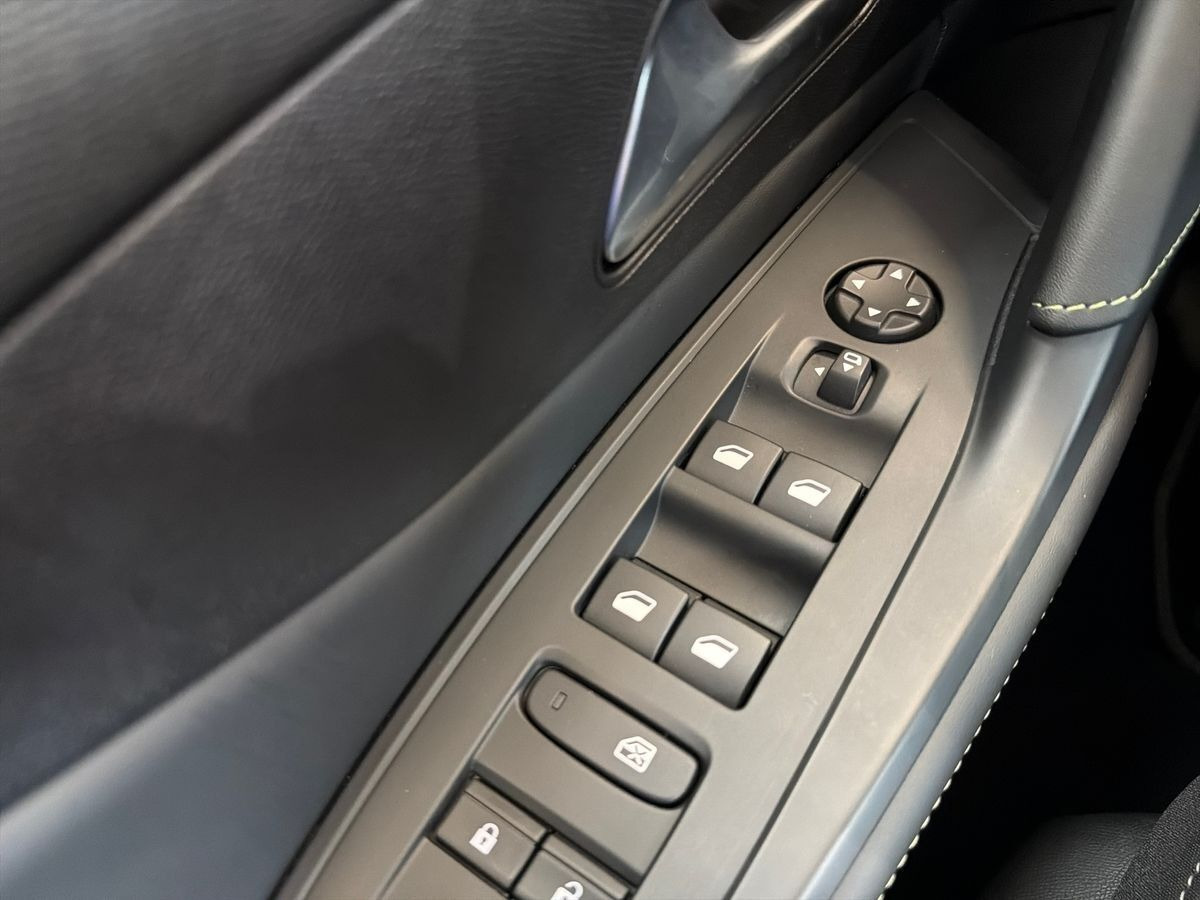 Rød Peugeot E-308 fra 2023