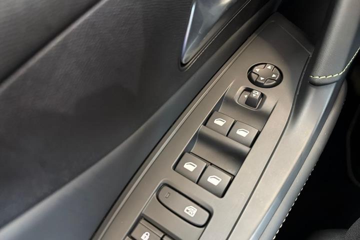 Rød Peugeot E-308 fra 2023