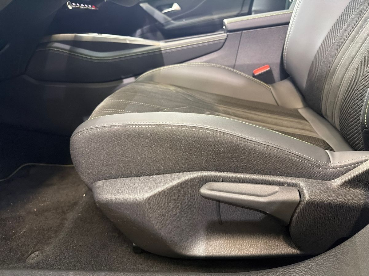 Rød Peugeot E-308 fra 2023