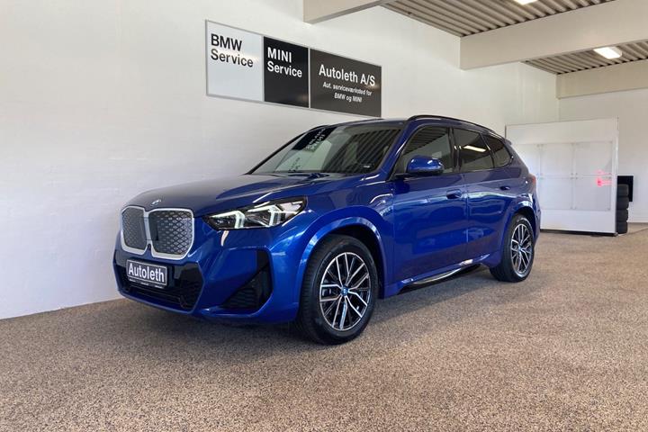 Blå BMW iX1 fra 2025
