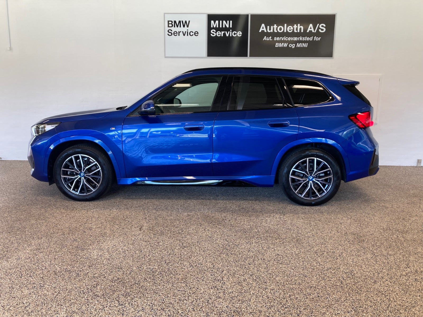 Blå BMW iX1 fra 2025