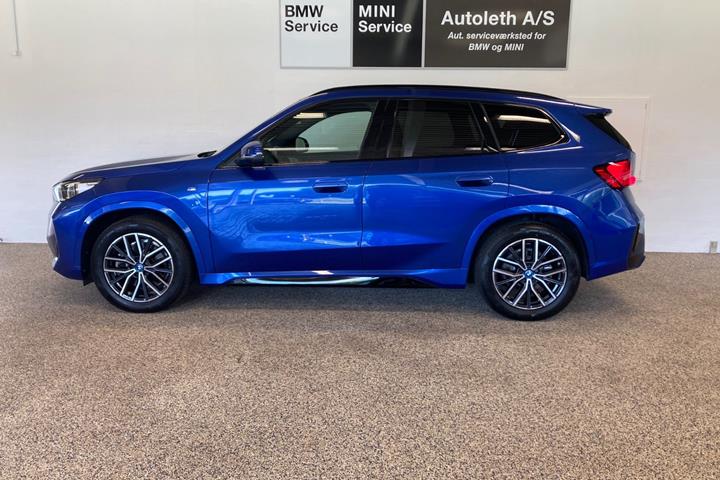 Blå BMW iX1 fra 2025