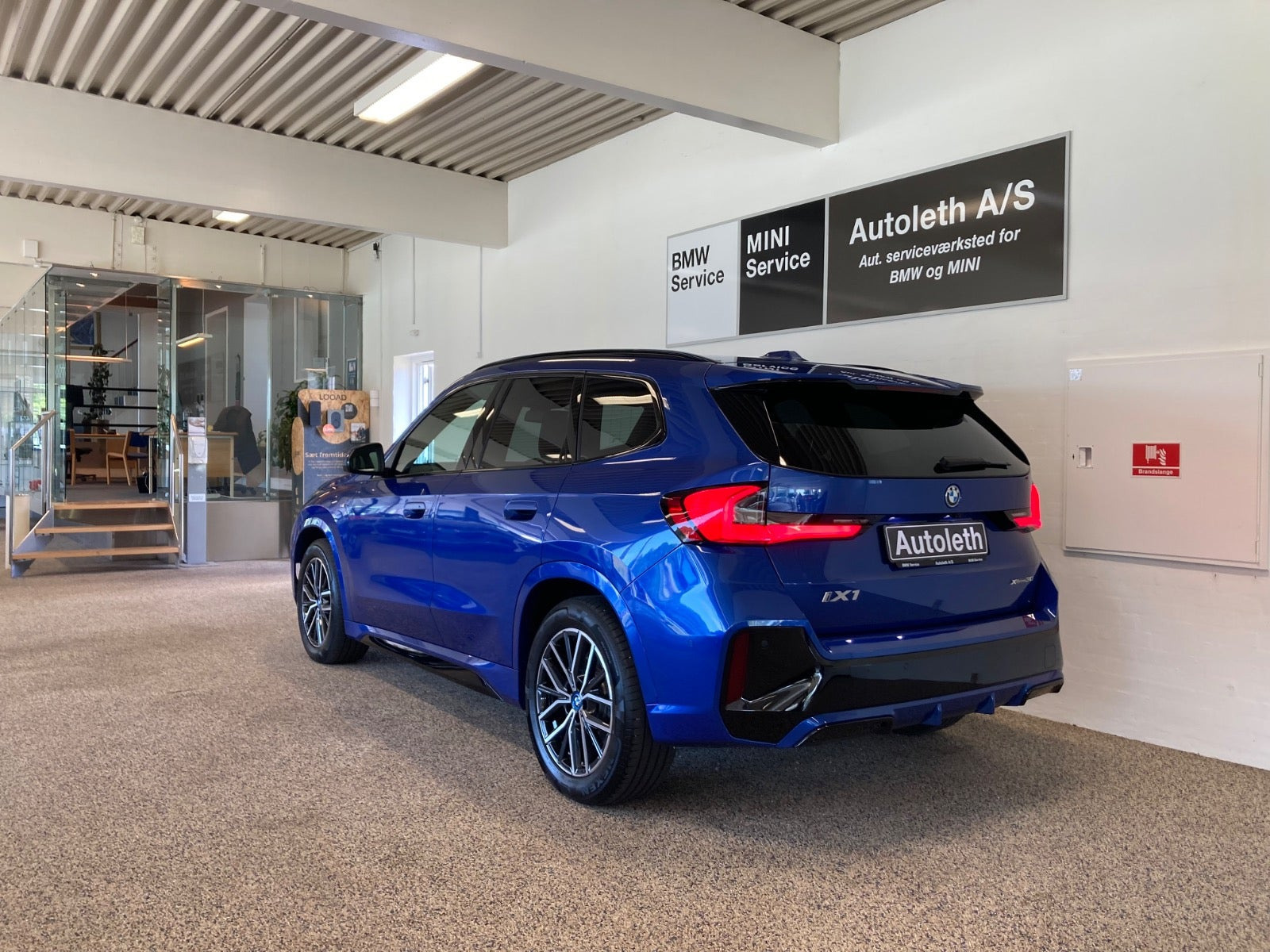 Blå BMW iX1 fra 2025