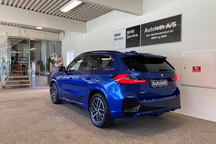 Blå BMW iX1 fra 2025