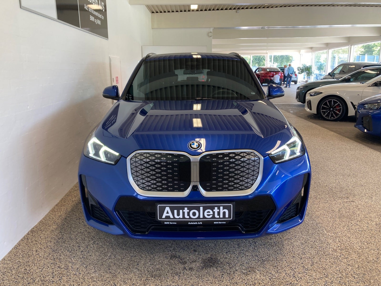 Blå BMW iX1 fra 2025