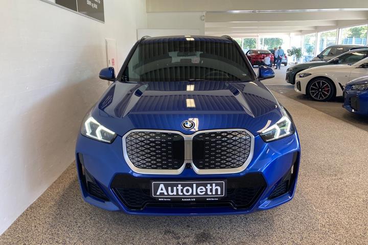 Blå BMW iX1 fra 2025