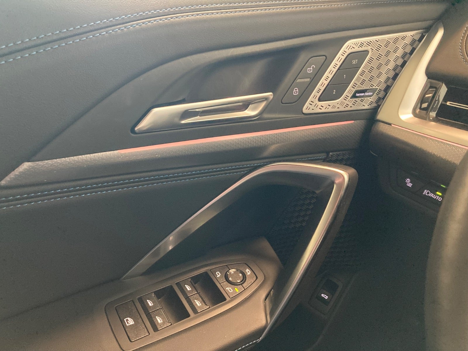 Blå BMW iX1 fra 2025