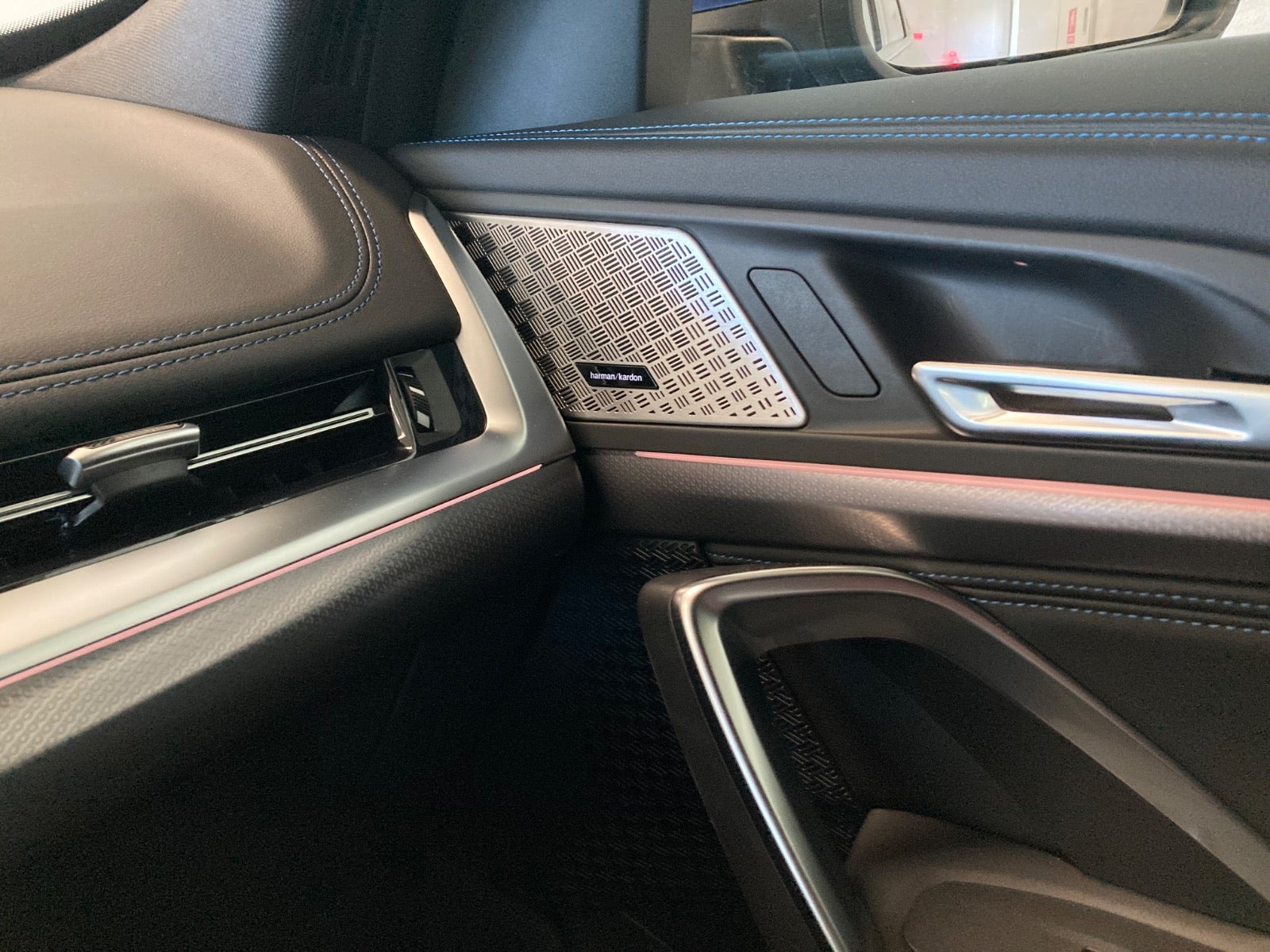 Blå BMW iX1 fra 2025
