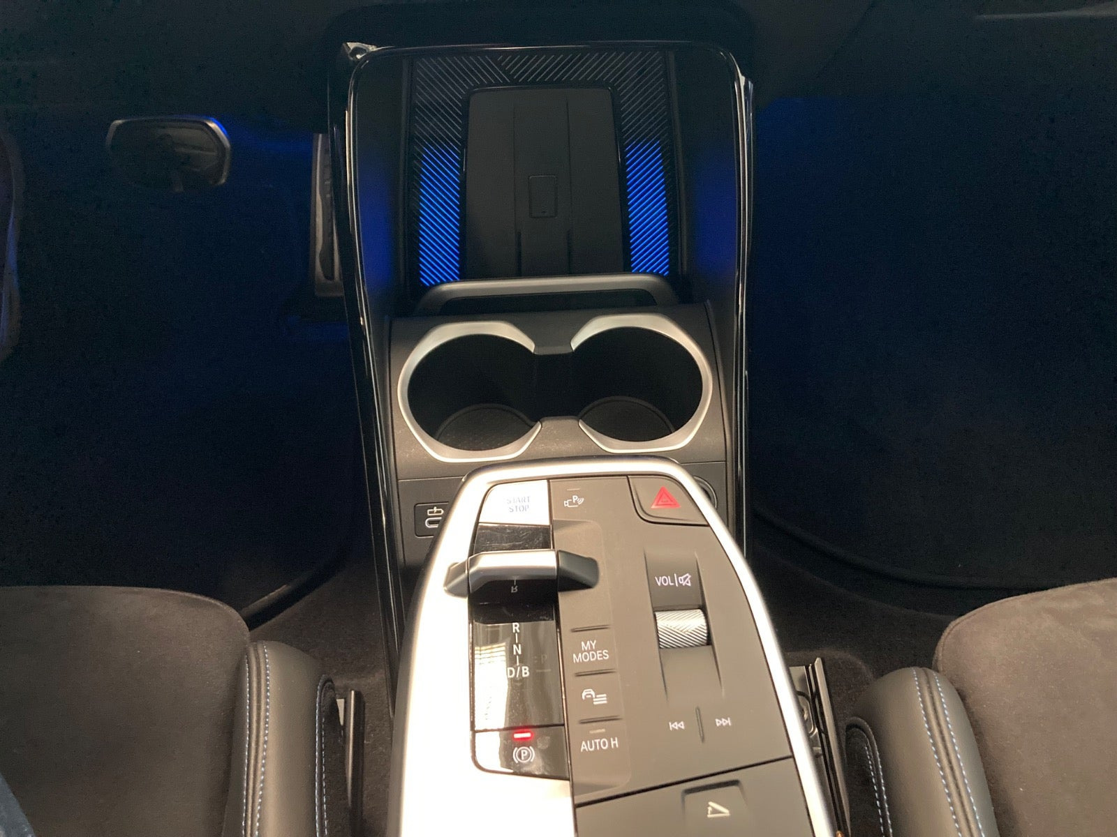 Blå BMW iX1 fra 2025