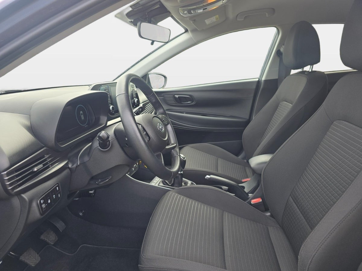 Grå Hyundai i20 fra 2021