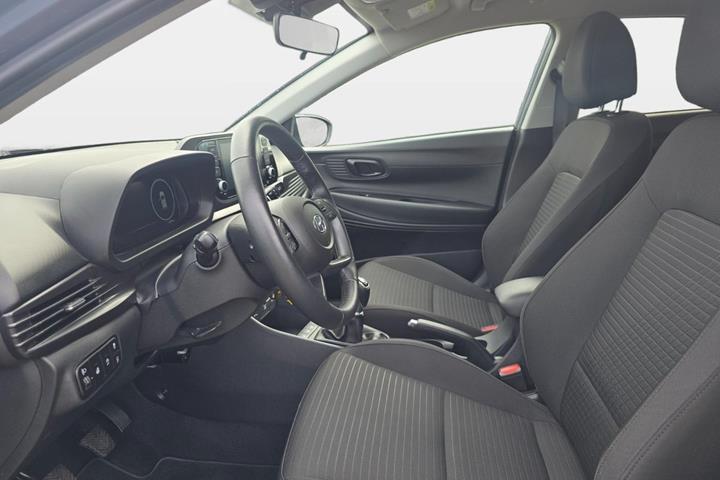 Grå Hyundai i20 fra 2021